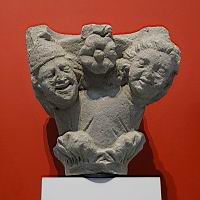 Trois chapiteaux ornes de tetes grimacantes (Pierre calcaire, 1290-1300)(2)